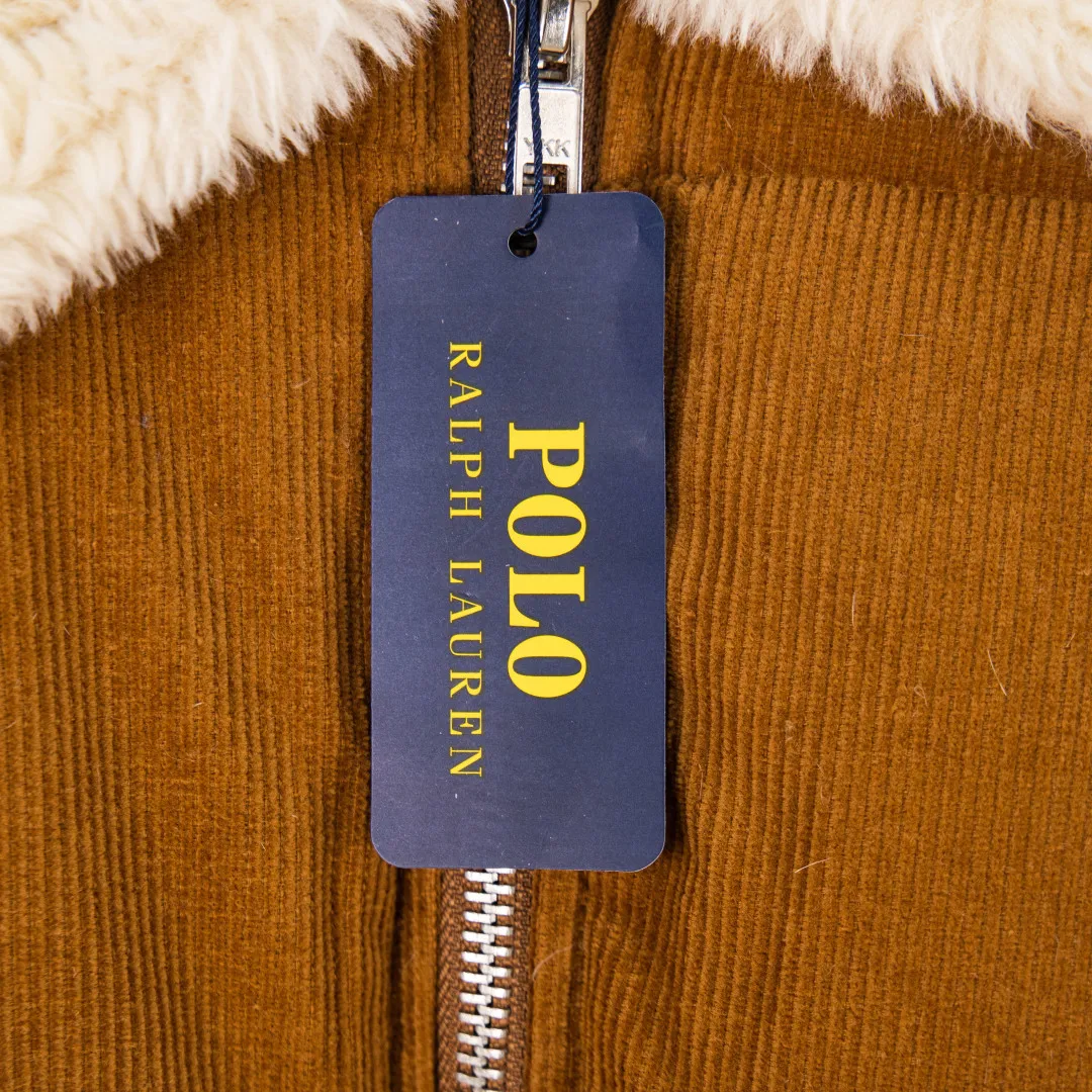 P660 💰zp version [Exclusive supply] Ralph Lauren/Ralph Lauren 2024aw retro Maillard style grain velvet lapel short high-waisted corduroy thickened down jacket - Maillard color 11-pit cotton corduroy face ✅ - 350T contrasting polyester lining inside Double-layer 360T high-density gallbladder ✅ - Original consistent YKK white copper nude zippers Zipper pockets on both sides of the inside ✅ - RL2024 new down jacket Khaki corduroy cotton jacket The warm atmosphere of autumn and winter is online. The comfort brought by the cotton corduroy face and the lapels of three-dimensional particle velvet. The high-waisted short version takes into account both the version and warmth. Color: Khaki Brown Size: S M L XL Number: WW10759